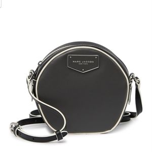 MARC Jacobs – New Leather Circle Crossbody